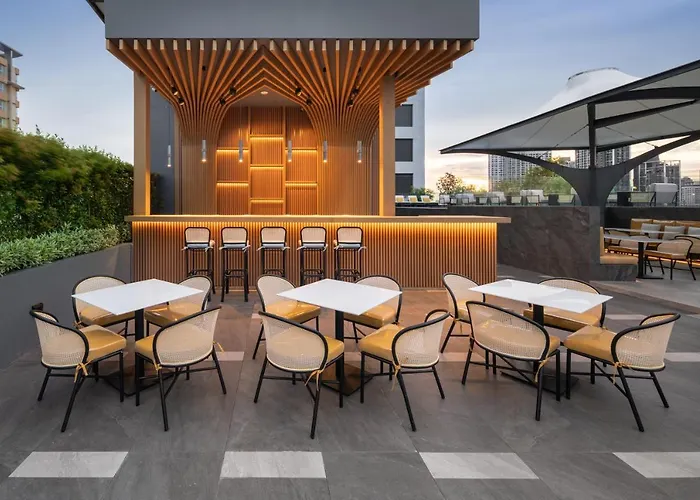 Ramada Plaza By Wyndham Sukhumvit 48 ホテル