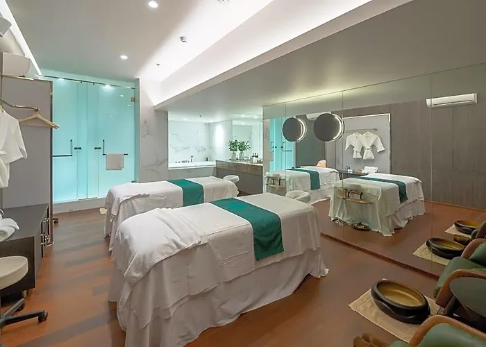 Отель Ramada Plaza By Wyndham Sukhumvit 48